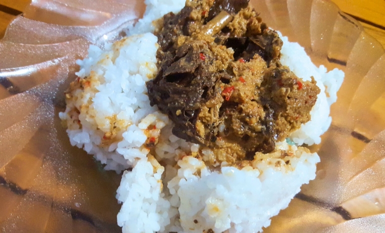 Menyantap Buntil dengan nasi putih hangat adalah sebuah kenikmatan sekaligus kemewahan (dok. pribadi).