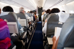Deretan kursi penumpang kelas ekonomi di pesawat udara. (Foto: initisari-online.com)