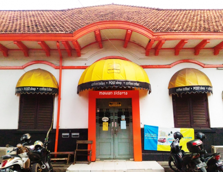 Bagian bangunan kantor pos yang menghadap Jalan Taman Apsari (dok.pri)