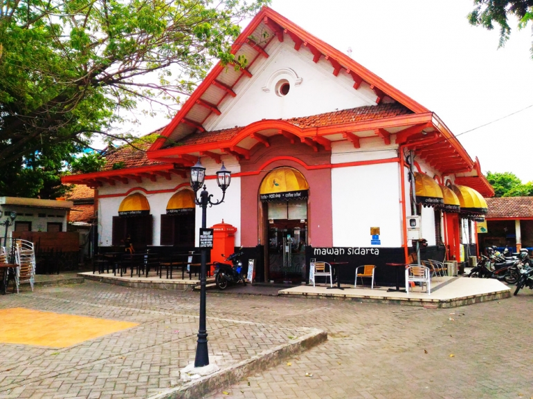 Bangunan kantor pos yang menghadap Jalan Gubernur Suryo (dok.pri)