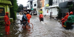 Kompas.com/Robertus Belarminus Jalan Taman Malaka Selatan 3 di Malaka Sari, Duren Sawit, Jakarta Timur tergenang banjir setinggi 40 sentimeter akibat luapan Kali Buaran atau Kali Jatikramat. Selasa (21/2/2017).