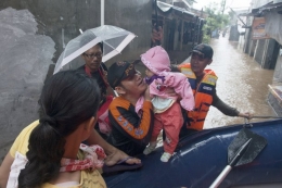 Banjir di kawasan Cipinang (Sumber: Rosa Panggabean, Antara).