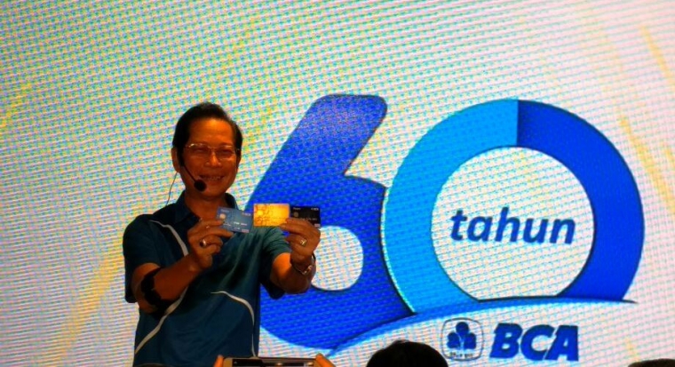 Presdir BCA memamerkan desain baru Paspor BCA dengan latar belakang logo 60 tahun BCA. (Foto: BDHS)