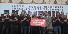 Persipura Jayapura menerima bonus Rp 1 Miliar dari PT Freeport Indonesia karena berhasil menjuarai Torabika Soccer Championship2016/Kompas.com