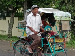 Kakek Rahman mengayuh becak di daerah Tanjungrejo Medan (dok pribadi, 18/1/2017)