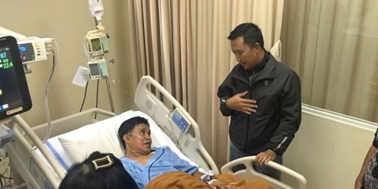 Menteri Pemuda dan Olahraga menjenguk Ellyas Pical yang terkena serangan jantung. Sumber gambar: juara.net | Dok. Kemenpora