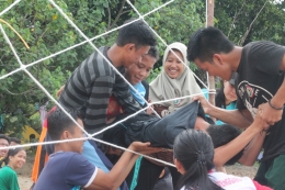 Permainan jaring laba-laba untuk kebersamaan dan kekompakan. Foto dok. Yayasan Palung