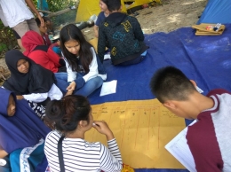 Saat peserta menuliskan laporan untuk dipresentasikan dari hasil survei satwa. Foto dok. Yayasan Palung