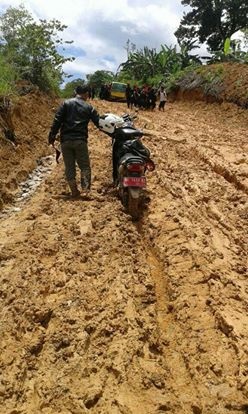 Petugas Sakernas Kecamatan Suoh terjebak jalan berlumpur, sumber: https://www.facebook.com/kilukman?pnref=story