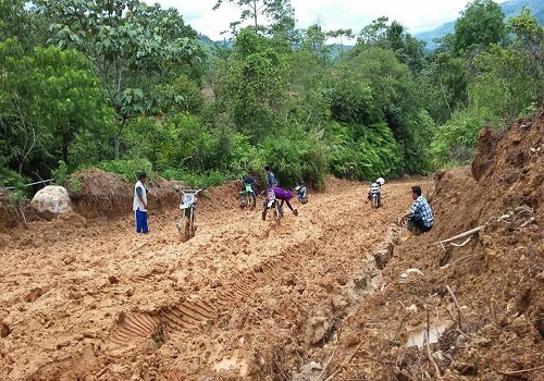 Gambar: Kondisi Jalan Kecamatan Suoh, Lampung Barat, sumber foto: https://www.facebook.com/kilukman?pnref=story