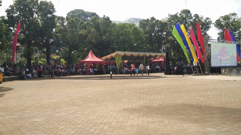 Panggung hiburan yang sering diadakan di Alun-alun Kota Malang