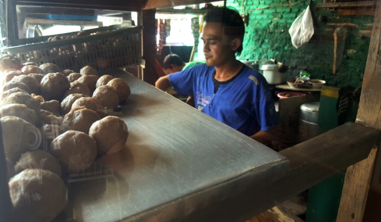 Bakso daging sapi yang siap diseduh dengan kuah (dok. pribadi).