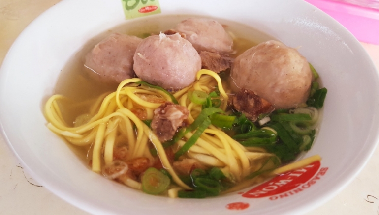 Bakso Solo Pak Dodo dengan isian lengkap termasuk potongan daging sapi yang empuk (dok. pribadi).