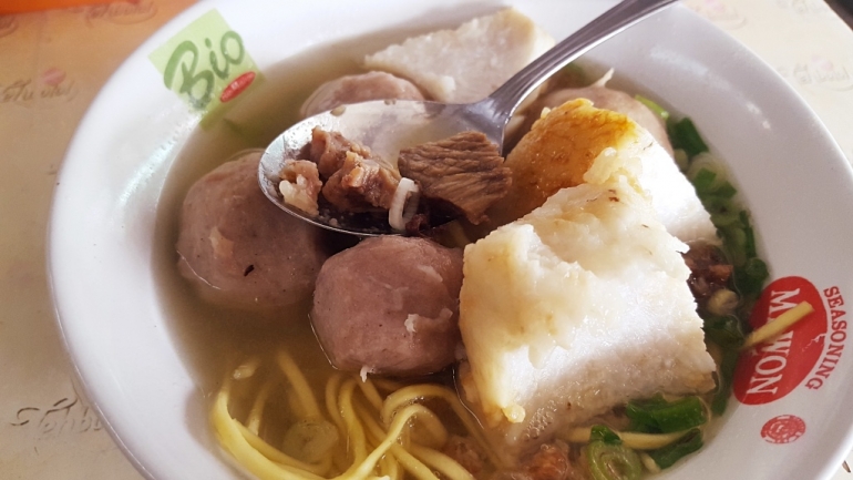 Menyantap bakso bersama ketupat adalah kebiasaan masyarakat Purwokerto dan eks karesidenan Banyumas lainnya (dok. pribadi).