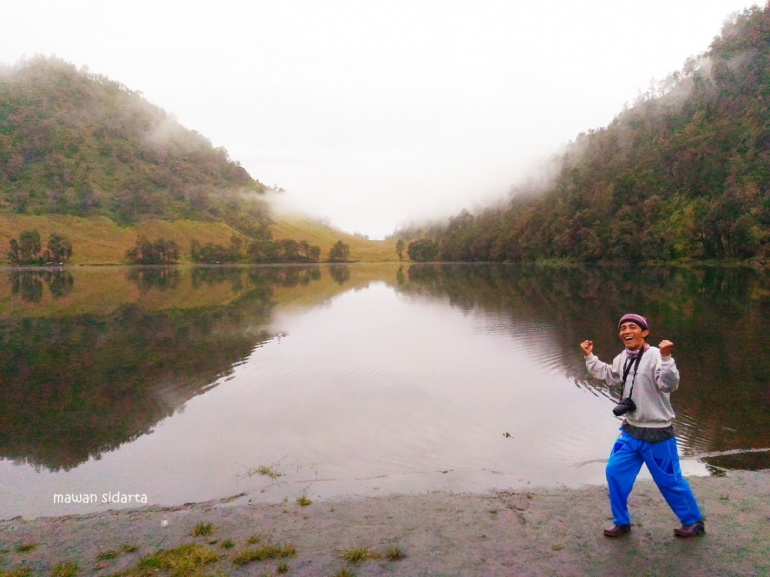 Menikmati suasana pagi di Ranu Kumbolo (dok.pri)