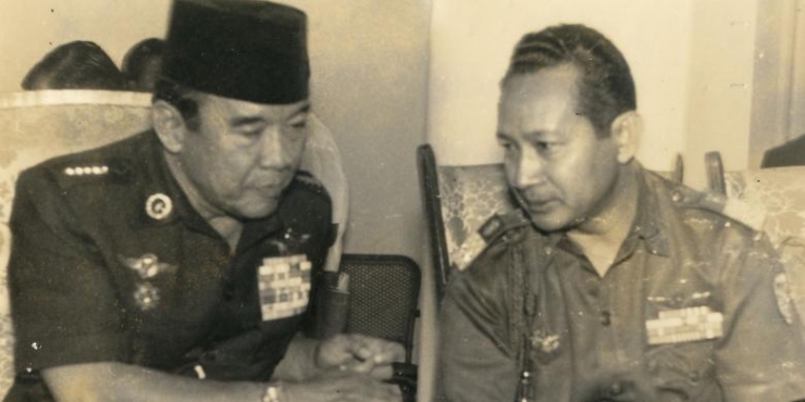 Presiden Soekarno dan Jenderal Soeharto. (Foto: kompas.com)