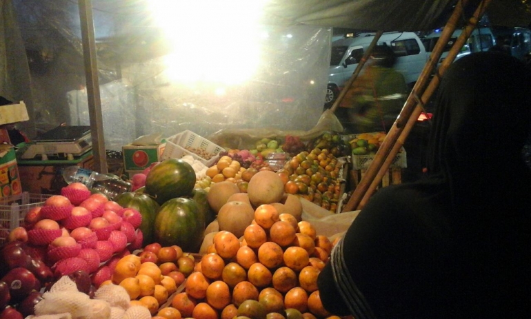 Potret pedagang buah di pasar Palmerah (22/2) mala