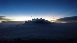 Sebelum matahari benar-benar tenggelam, awan menyuguhkan tarian terakhir pada puncak Singgalang (dokpri)