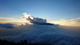 Matahari mulai tenggelam di balik puncak gunung Singgalang yang diselimuti awan (dokpri)