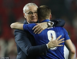 Ranieri memeluk Jamie Vardy usai laga melawan Sevilla/Daily Mail