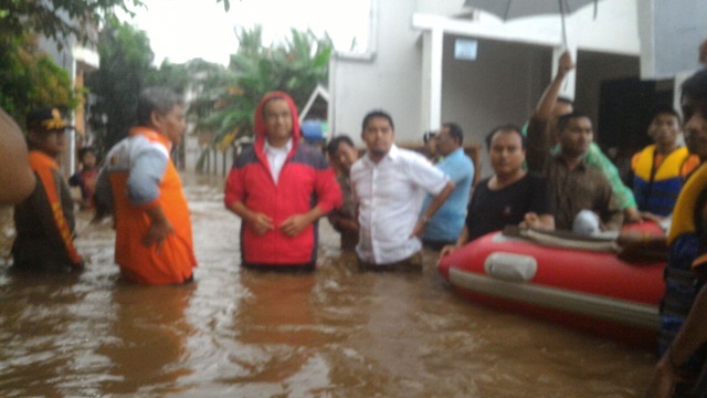 Anies ikut berbasah-basah saat mengunjungi warga yang terkena banjir Jakarta II sumber gambar ; http://kriminalitas.com/wp-content/