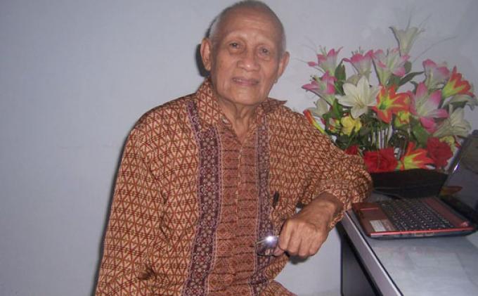 Gerson Poyk, sastrawan dan wartawan senior Indonesia. (Foto: kupang.tribunnews.com)