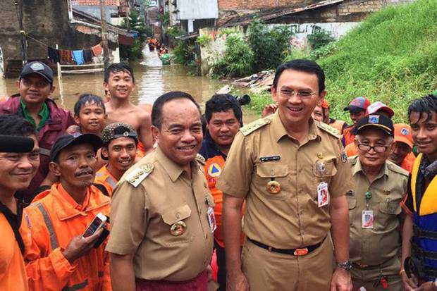 Ahok bersama aparat Pemda DKI mengunjungi upaya penanganan banjir Jakarta II sumber gambar ; https://cdn.sindonews.net/