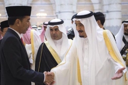 Raja Salman menyambut Presiden Jokowi, 12 September 2015. (sumber foto: www.hidayatullah.com)