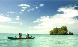 Sawalaku dan Saras dalam sampan di perairan Pulau Seram yang indah dalam film Salawaku (sumber:trailer filmSalawaku)