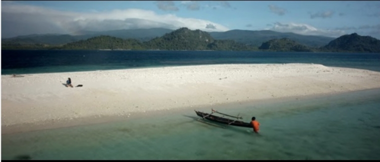 Keindahan pantai berpasir putih (trailer film Salawaku)