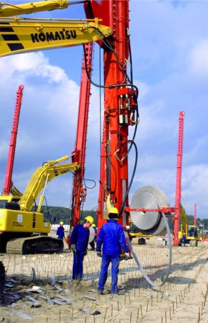 Gambar 2. Pengerjaan Proyek Vertical Drainage || Sumber : http://www.vibromenard.co.uk/techniques/vertical-drains/