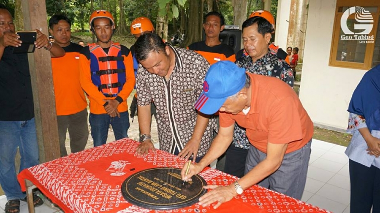 Bupati Sleman Ketika meresmikan wisata Geo Tubing Lava Bantal (Foto by:Facebook Geo Tubing Lava Bantal)