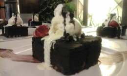  Brownies  Choco Cake (Cake bronies dg coklat maghteg dan disajikan dg es krim, Rp 49.000|Dokumentasi pribadi