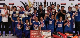Tim putri Mutiara Cardinal merayakan kesusesan sebagai juara Superliga 2017/badmintonindonesia.org