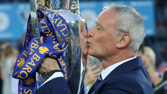 Claudio Ranieri Mengangkat Trofi Liga Premier Inggris saat membawa Leicester Juara musim 2015/2016.   Sumber : ITV.com