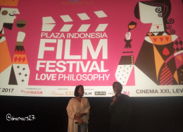 Angga Dwimas Sasongko (kanan) dalam sambutannya sebelum film Bukaan 8 diputar di Love Philosophy Film Festival, 24 Februari 2017, Plaza Indonesia, Jakarta. (foto: dokpri)