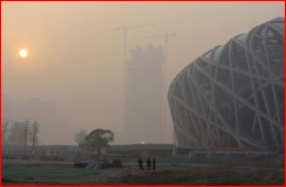 Smog di dekat station Nasional Olimpiade Beijing -- The Bird Nest. Sumber : China.org.cn