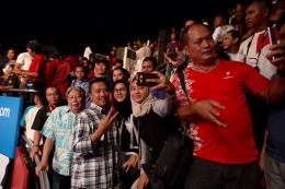 Menpora Imam Nahrawi di antara lautan penonton yang memadati DBL Arena Surabaya/@imam_nahrawi