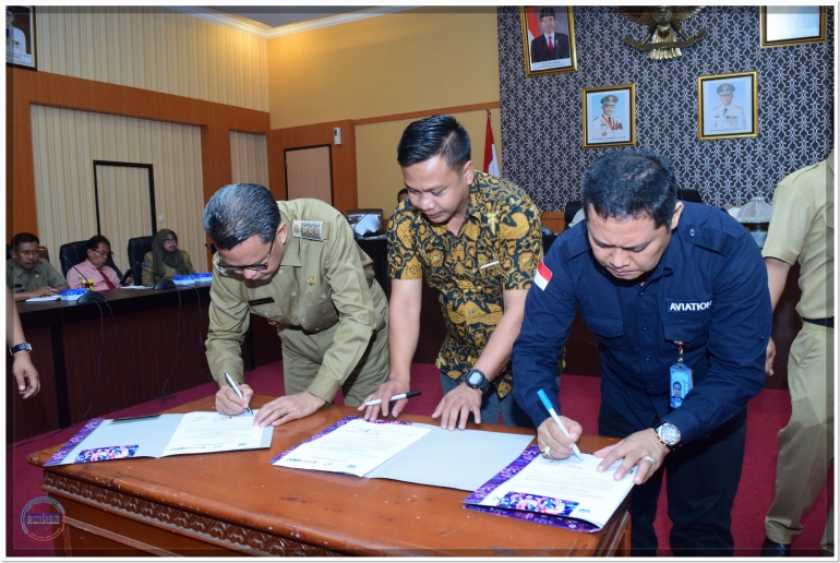 Penandatanganan MoU terkait Program Lorong Kebun antara Bupati Bantaeng (kiri) bersama Area Manager CSR & SMEPP Sulawesi PT. Pertamina MOR VII dan Kepala Biro Koran SINDO Makassar (27/02).