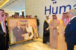 Para pangeran dari Kerajaan Arab Saudi memperlihatkan foto dua raja kepada Raja Swedia. (Foto: kingabdullahfoundation.org)