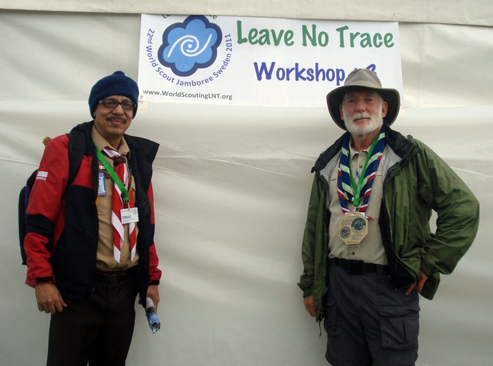 Penulis bersama Charlie Thorpe, kordinator Leave No Trace di Jambore Kepanduan Sedunia 2011. (Foto: koleksi pribadi)