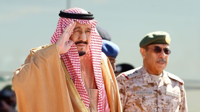 Raja Salman dan pengawalnya (Sumber: Wikimedia Commons).