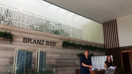 Pak Paulus dan Bu Veronika dari perwakilan Marketing Gallery Branz BSD dengan terperinci dan teliti menerangkan mengenai fasilitas pada apartemen Branz BSD (Dokpri)