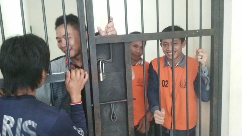 Andri karyo dan Dominggus dalam tahanan, kedua orang ini ditemui oleh Tahar pada masa pilkada Luwu Utara