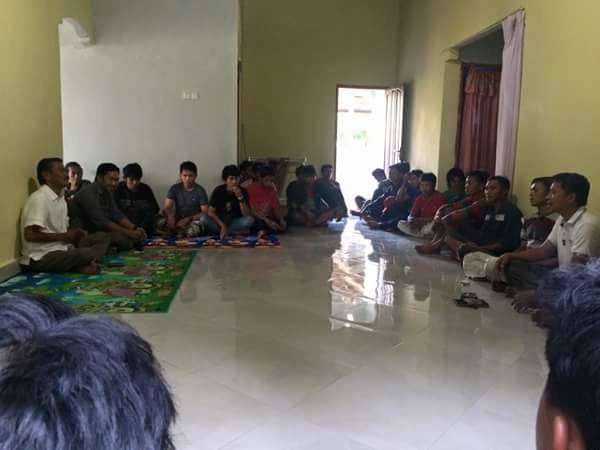 Suasana pertemuan Tahar Rum dan Masyarakat Seko Tengah, Karena pertemuan ini masyarakat batal menyampaikan aspirasinya ke DPRD Luwu Utara.