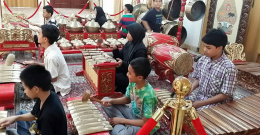 Anak-anak warga Indonesia di Riyadh berlatih gamelan di KBRI. (sumber foto: atdikriyadh.org)
