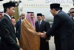 Gubernur DKI Jakarta Basuki "Ahok" Tjahaja Purnama menyalami Raja Salman saat menyambut di Bandara Halim Perdanakusuma, Rabu (1/3). Foto Istimewa/rappler.com