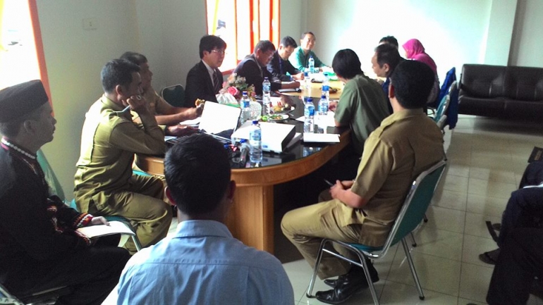 Gambar 2, Kepala Dinas Pertanian membahasa Draft Kerjasama pengembangan jeruk Gayo dengan pihak JICA dan Okabayashi Farm (Doc. FMT)