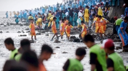Pelajar mengikuti kegiatan bersih-bersih pantai Kenjeran Surabaya (28/2). Sumber: kompas.id