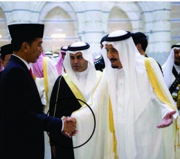 Makna Salaman Pak Jokowi dengan King Salman, Mengajak bersahabat dan meningkatkan kerjasama dengan saling mengunjungi. sumber: www.kompas.com/editpri